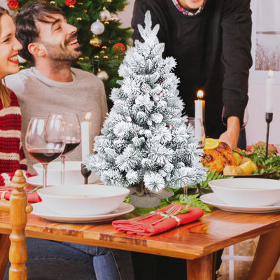 Arbre de Noël enneigé 3 pi avec branches d'aiguille de pin en PVC PE, 170 pointes, décorées de pommes de pin et de baies rouges parfaites pour les petits espaces