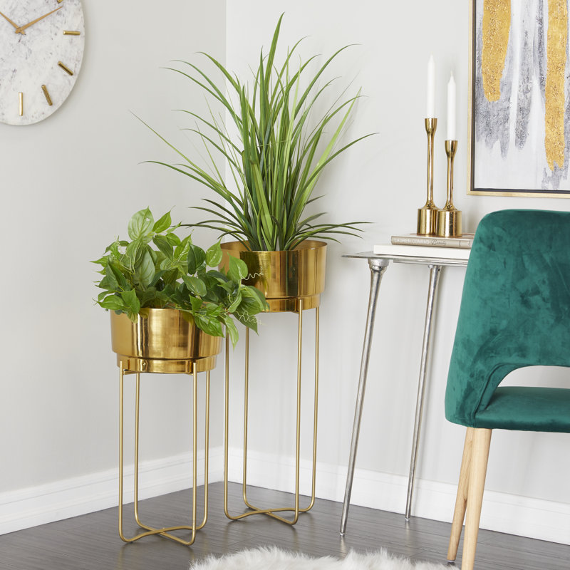 Cosmoliving by Cosmopolitan 2-Piece Iron Planter Set, Gold