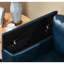Bleu marine 93,7 po à 3 places recouvert de cuir PU respirant, accoudoir carré avec porte-gobelet, rangement et coussin en mousse à ressorts confortable, housse de coussin amovible qui recouvre un large revêtement en cuir,