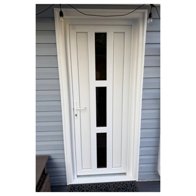 Porte d'entrée extérieure prémontée en PVC-U, fini métal-plastique, Manux 8112, blanc soyeux, avec imposte et panneaux latéraux. Convient aux bureaux, aux commerces et aux habitations. Parfait pour l'entrée, les patios et les garages. Dimensions : 48 x 94 po (L 36 + 12 po x H 80 + 14 po). Ouverture à droite vers l'intérieur.