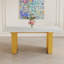 Grande table rectangulaire moderne avec un plateau à motif élégant et des pieds robustes en panneau de fibres à densité moyenne, polyvalente pour la cuisine, la salle à manger et le salon.