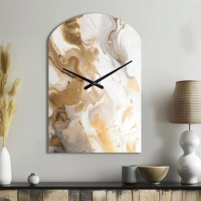 Or et gris A Marble Effect IV - Horloge murale de forme unique en métal, impression d'horloge murale moderne de forme libre