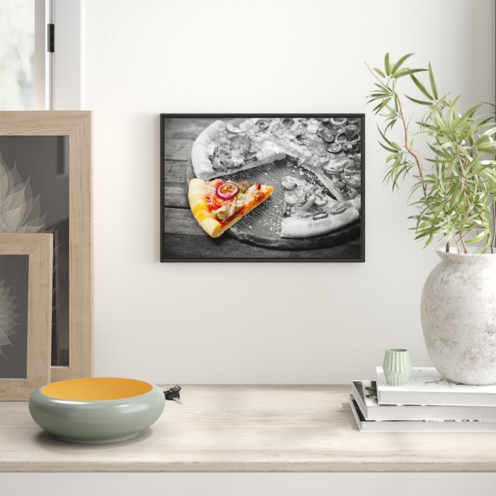 Gerahmtes Wandbild Pizza auf Holzbrett