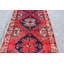 Tapis unique en laine noué à la main des années 1950 de 3 pi 1 po x 6 pi 5 po en rouge / bleu marine / beige