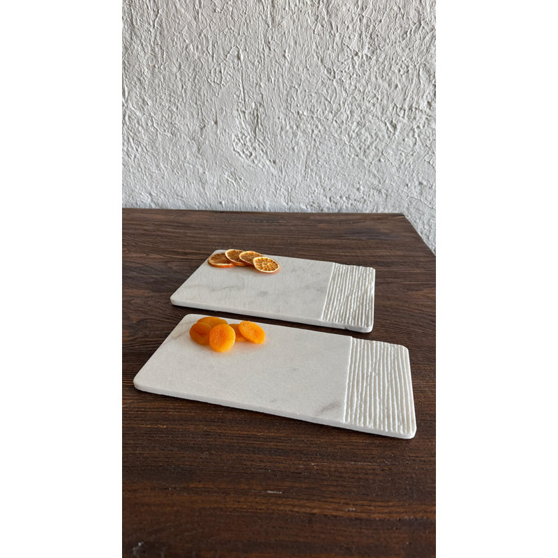 Ensemble de présentation en marbre blanc dentelé
