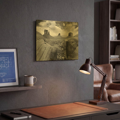 « Lever de lune à Monument Valley, Arizona 07 », par Monte Nagler. Tableau mural en métal doré, 40,6 x 30,5 cm.
