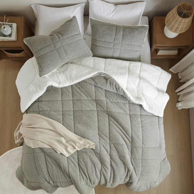 Élégante literie pour très grand lit, faux matériaux et matériaux gris, rembourrage confortable à 100%,