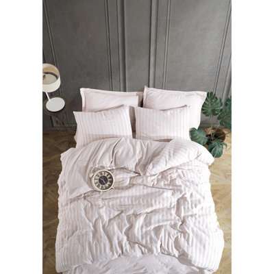 Quiltisse Striped Bedspread with Pillowcases