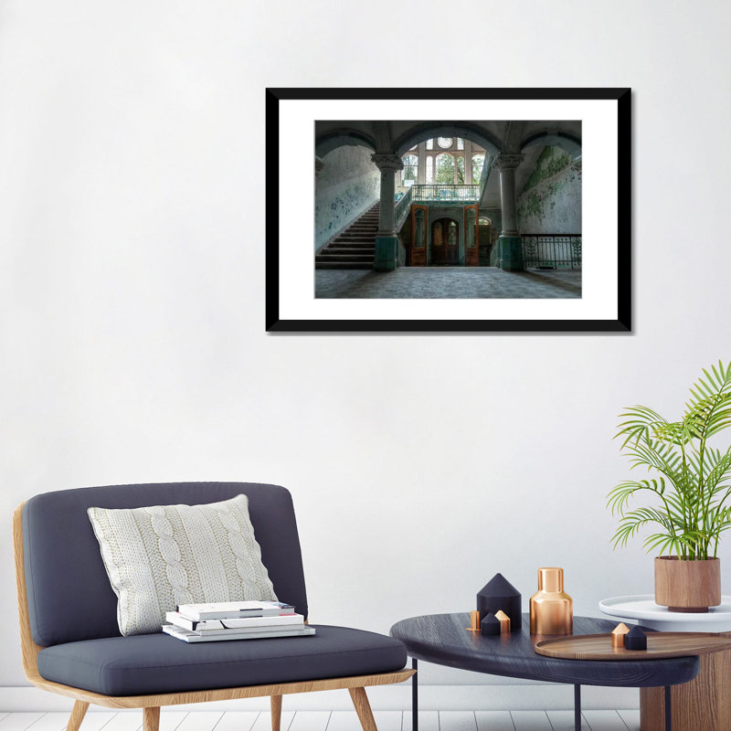 « beelitz sanatorium », reproduction de photo sur toile, H 16 po x l 24 po x P 1 po, Papier d'art encadré noir, Blanc