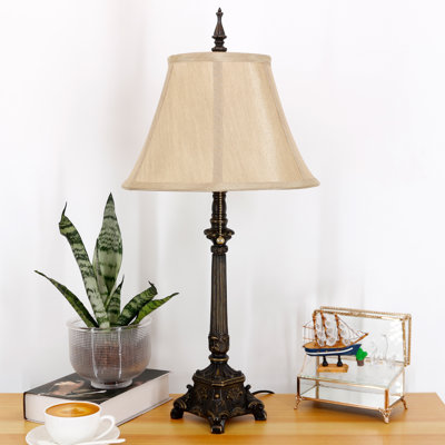 Lampe de table en résine antique