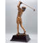 Femme golfeuse en pleine balançoire