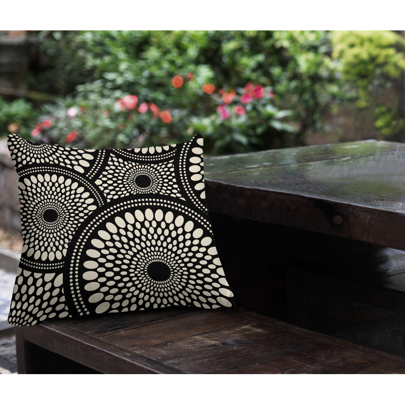 Coussin intérieur / extérieur Penn Tribal Abstract, Noir, L 19 po x H 19 po