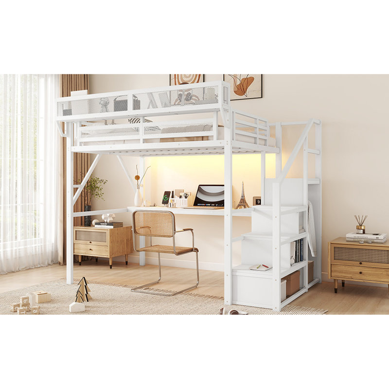 Lit mezzanine en métal blanc avec escalier et charge intégrée pour les adolescents, des étagères de rangement éclairent une chambre à coucher moderne