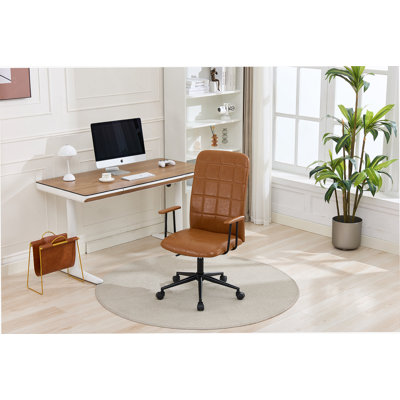 Chaise de bureau en cuir de polyuréthane brun antique avec dossier haut, accoudoirs et vérin à gaz réglable pour une assise confortable