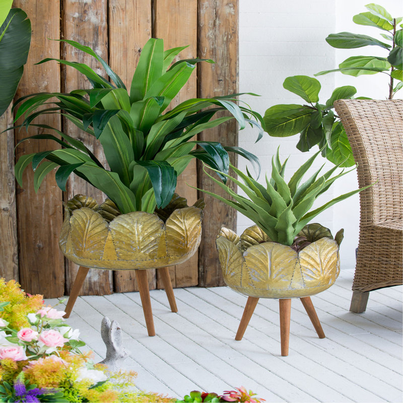 Ensemble de 2 jardinières en métal avec pieds en bois, L: P 18,5 x 23,5 po: P 15,7 x 20 po