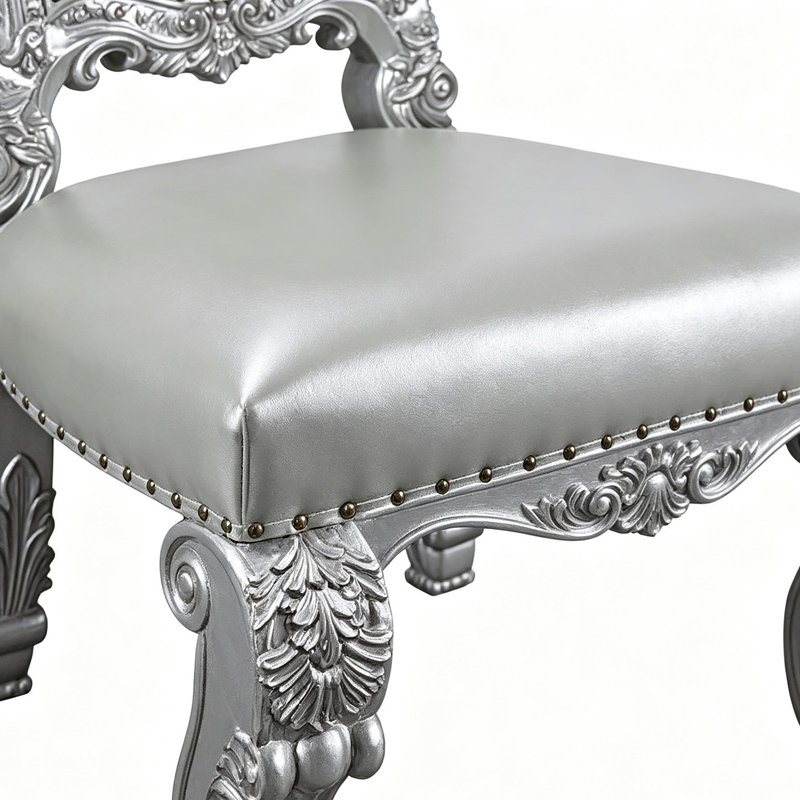 Chaise de salle à manger à dossier haut sculptée et capitonnée