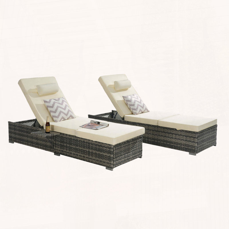 Ensemble de 2 chaises longues en rotin avec dossier réglable, coussins et table d'appoint, Beige