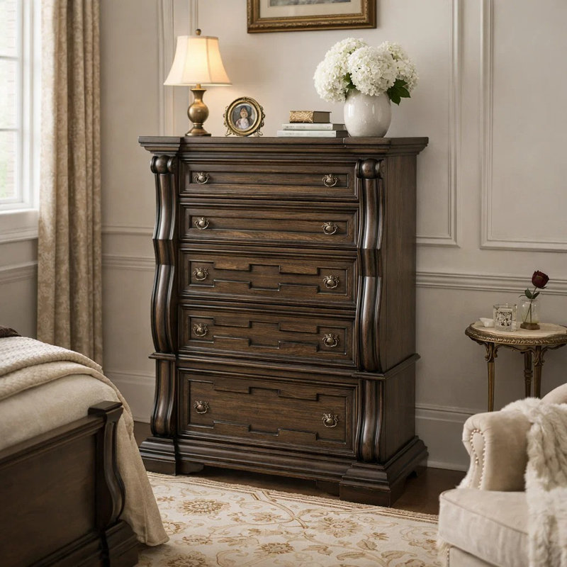 Commode haute 5 tiroirs May, avec boutons dorés antiques, brun foncé May