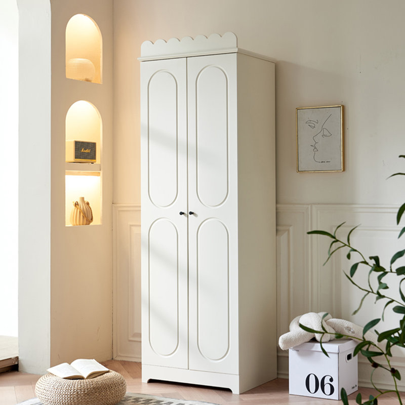 Armoire de rangement peinte de style français
