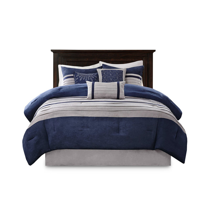 Édredon bleu très grand. 7 pièces en faux suède. Rembourrage. Conception douce au toucher. Broderie sur coussins. Comprend un édredon, des taies décoratives, 3 coussins et une jupe de lit. Lavable à la machine. Fer à vapeur pour une apparence impeccable.