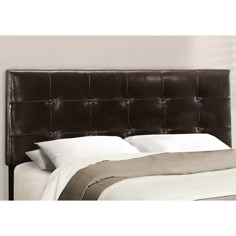 Grand lit plateforme tapissier brun avec une tête de lit élégante pour chambre à coucher