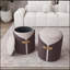 Repose-pieds élégant à deux tons avec rangement caché et accents dorés, parfait pour le meuble-lavabo ou le salon
