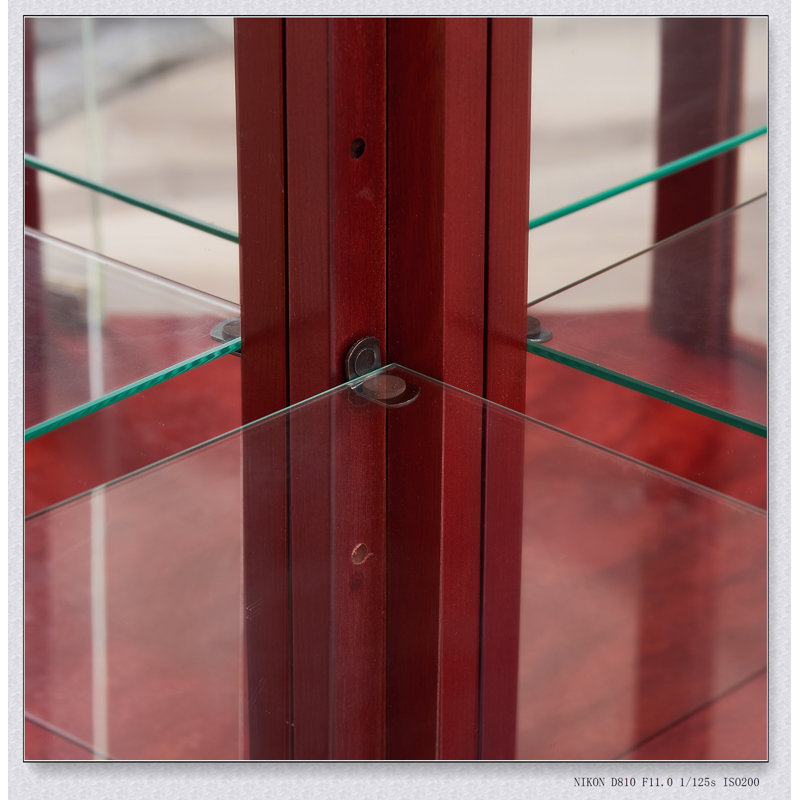 Vitrine d'angle éclairée en verre avec poignées en métal pour un rangement élégant des objets de collection et une décoration intérieure raffinée