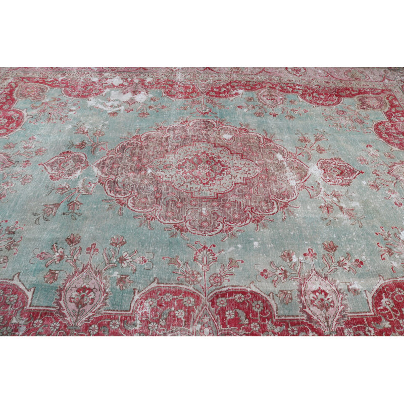 Tapis turc rétro rouge et vert pour un look de salon classique avec une finition usée organique