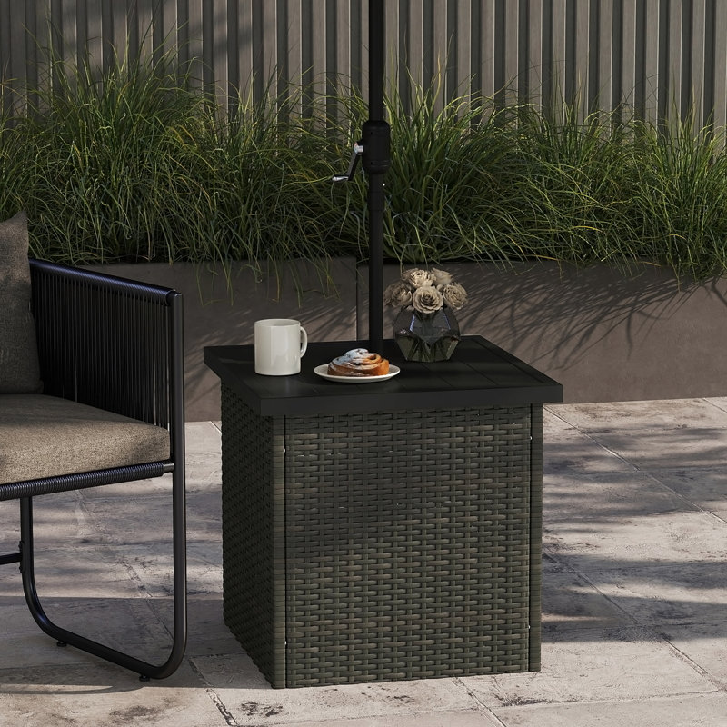 Table d'appoint en osier avec trou pour parasol 1,5 po Outsunny, table de bout extérieure carrée avec cadre résistant aux rayons UV, espace de rangement pour le patio