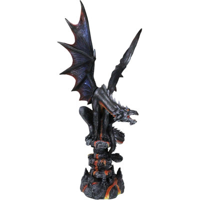 Dragon de braise noir légendaire Fira perché sur des roches volcaniques avec statue de lave