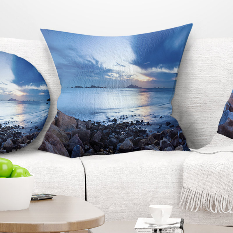 Coussin Blue Sea Sunset on Sandy Coastline - Sea & Shore, 18 po x 18 po, Carré