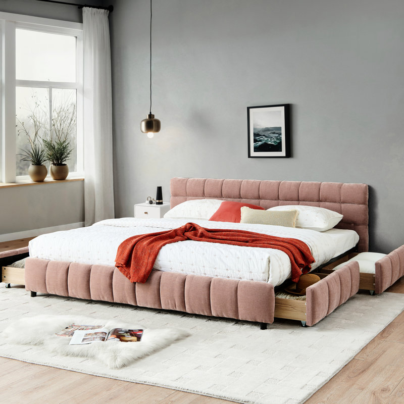 Très grand lit avec revêtement en chenille rose et tiroirs pour un environnement de chambre à coucher moderne et confortable.