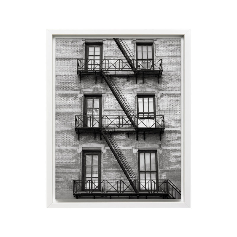 Escalier sur le bâtiment de Manhattan, 12"H x 16"W, Canvas, White Framed