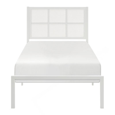 Lit plateforme grand 1Pc, meubles de chambre à coucher de style bord de mer en fausse canne à finition blanche avec cadre en métal, lit dans une boîte