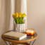 Bouquet de tulipes dans un panier blanc-635571363-635571365