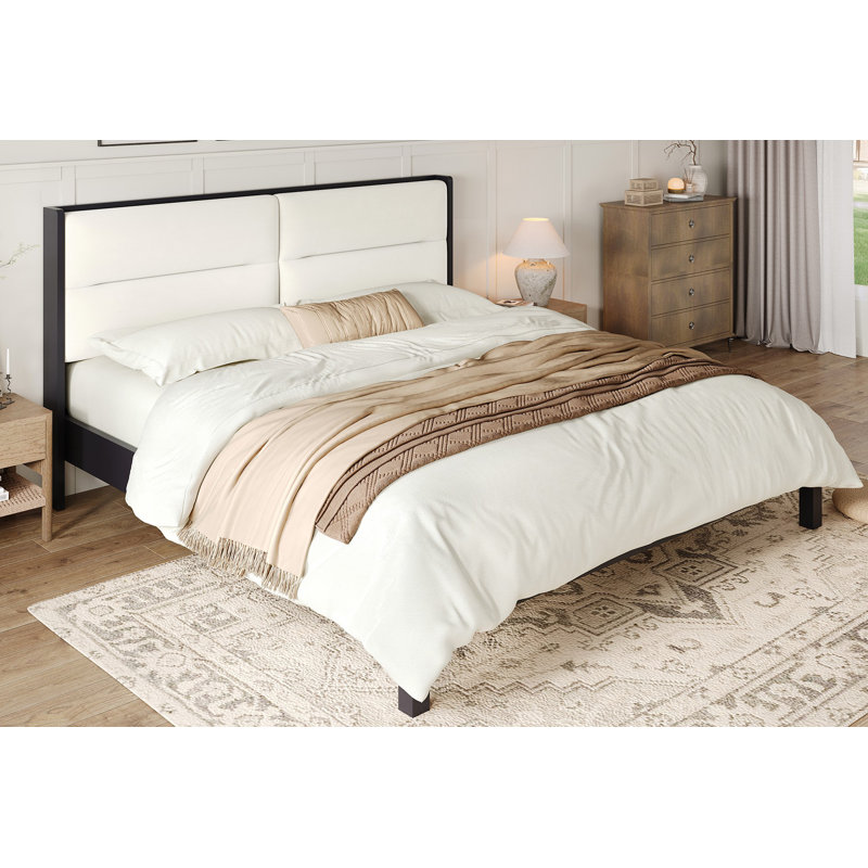 Structure de lit plateforme en bois massif de très grande taille avec tête de lit tapissier en velours beige, noir, aucun sommier tapissier requis