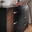 Commode large Finny, poignées en nickel à 6 tiroirs, base de socle, noir mat