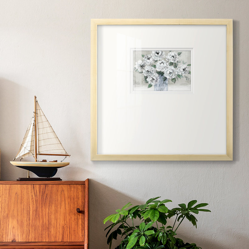 «Tender White Rosespremium», reproduction encadrée, H 17 po x l 17 po x P 1,125 po, Toile tendue