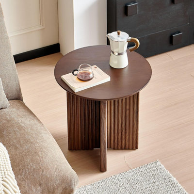 Table de bout ronde cannelée, table d'appoint 19 po, table de chevet moderne, table de chevet moderne Mid-Century, assemblage facile, pour les petits espaces, salon, chambre à coucher, noyer