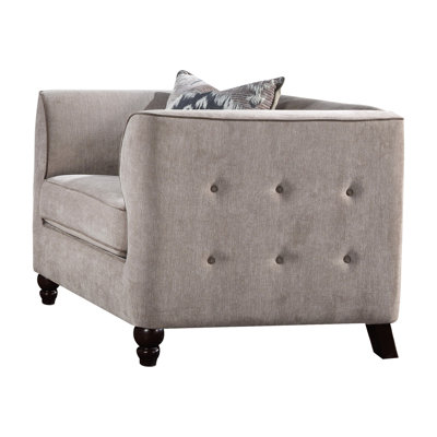 Fauteuil en velours beige avec boutons sur le dessus et les accoudoirs, siège à ressorts ensachés, accoudoirs enveloppants, pieds finis, coussin inclus, capacité de charge de 100 kg, profondeur d'assise de 56 cm, dossier fixe, non réversible.