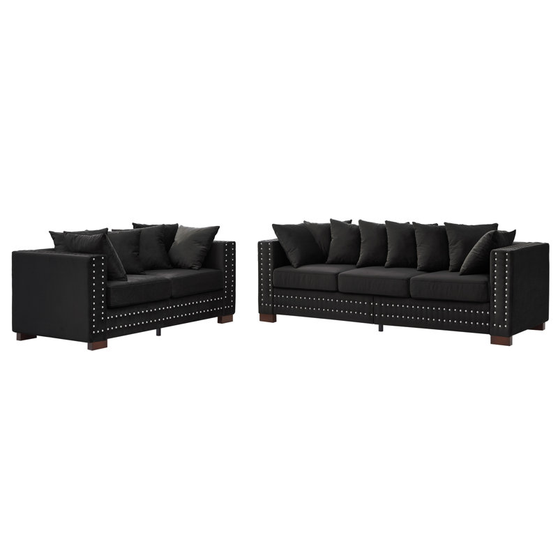 Canapé 2+3 places en velours noir, design moderne, accoudoirs carrés, structure en bois massif, housses amovibles, rangement intégré. Canapé design 5 places, accoudoirs cloutés argentés, siège confortable, cadre de coussin.