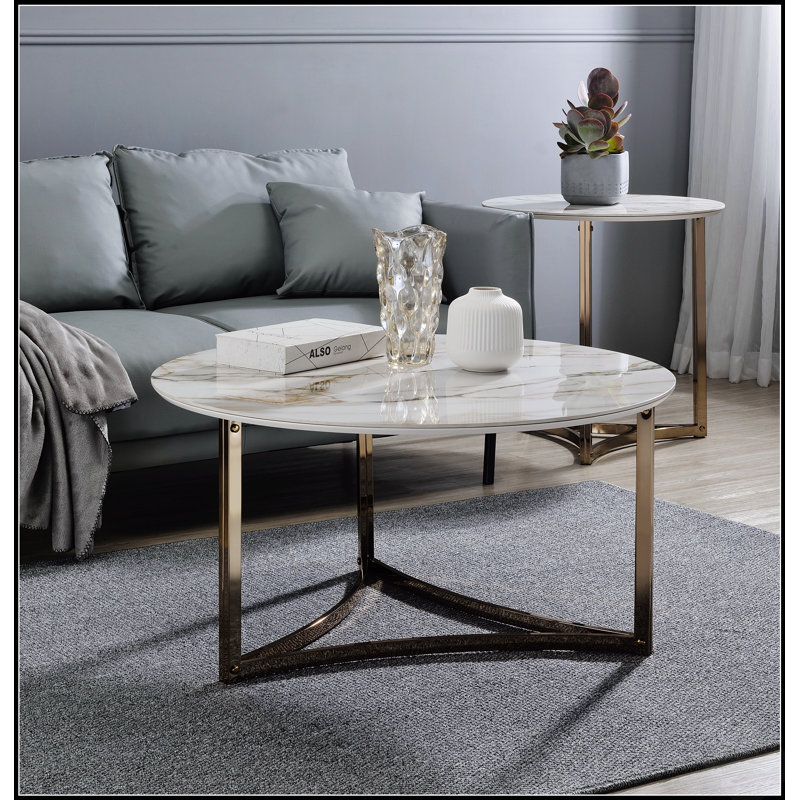 Table basse Aziz avec plateau en pierre frittée et finition champagne, durable et élégante pour les espaces de vie modernes