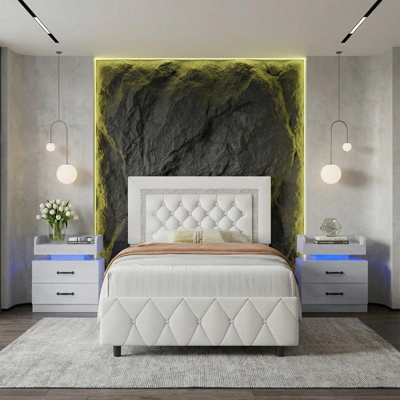 Ensemble de chambre à coucher 3 pièces, avec lit plateforme capitonné en similicuir et table de chevet DEL, Blanc, Simple