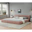 Très grand lit, lit plateforme tapissier rose avec tissu épais, tête de lit, chambre à coucher élégante, détente et confort