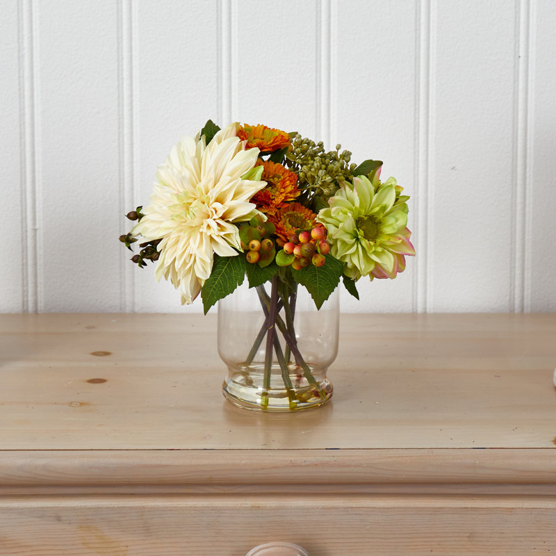 Arrangement floral dahlia dans un vase