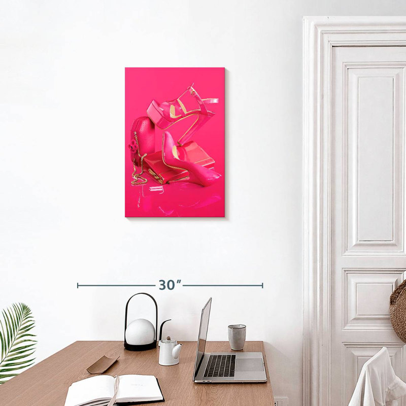 Talons et sacs à main roses, H 24 po x l 16 po