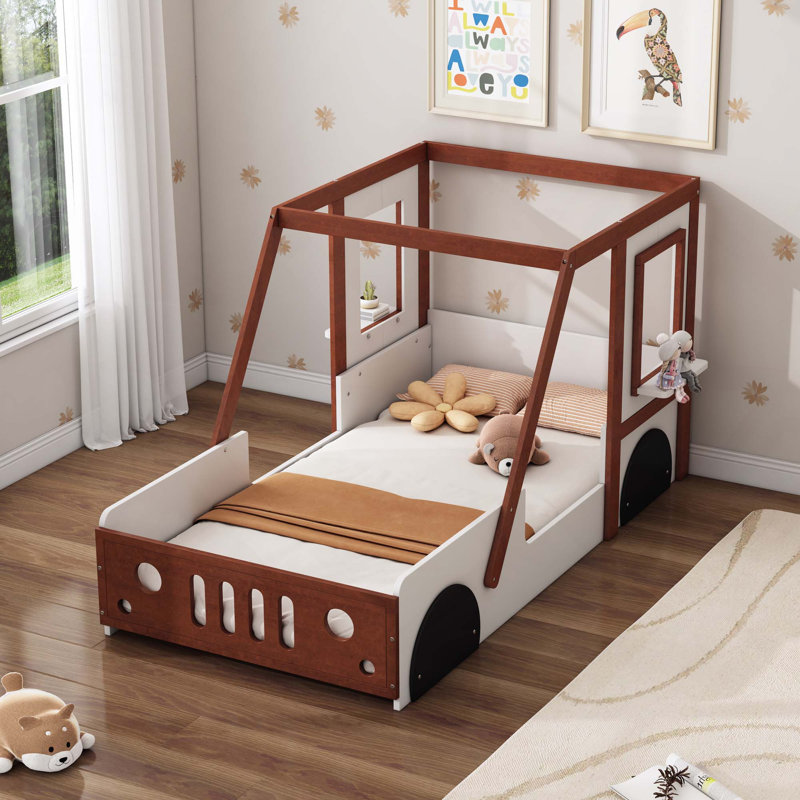 Lit plateforme excitant en forme de voiture pour enfants avec un design imaginatif et une fonctionnalité ludique, idéal pour créer un espace de chambre à coucher amusant