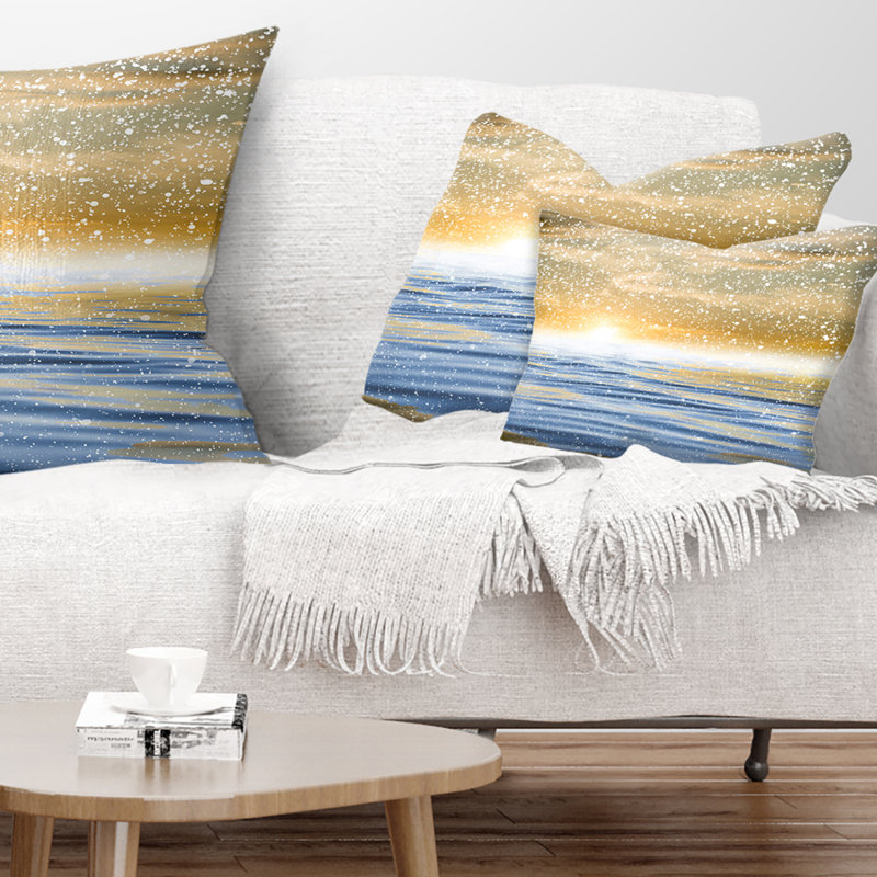 Coussin lombaire à coucher de soleil au-dessus de la mer et de la neige