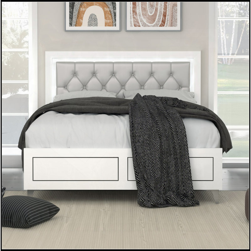 Grand lit gris et blanc avec tête de lit matelassée à DEL