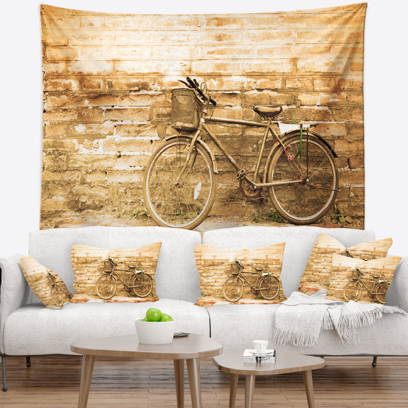 Paysage, bicyclette rétro contre une tapisserie murale brune, H 50 po x l 60 po